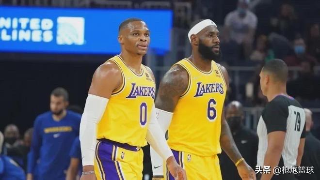 詹姆斯左右为难啊

前NBA球员波利尼斯此前批评詹姆斯应该比威少更早拿到场均三双