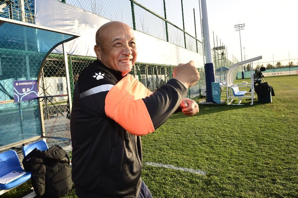 国家青年队主教练与俱乐部队主教练相比，经济损失巨大是众所周知的，殷铁生有自己的想