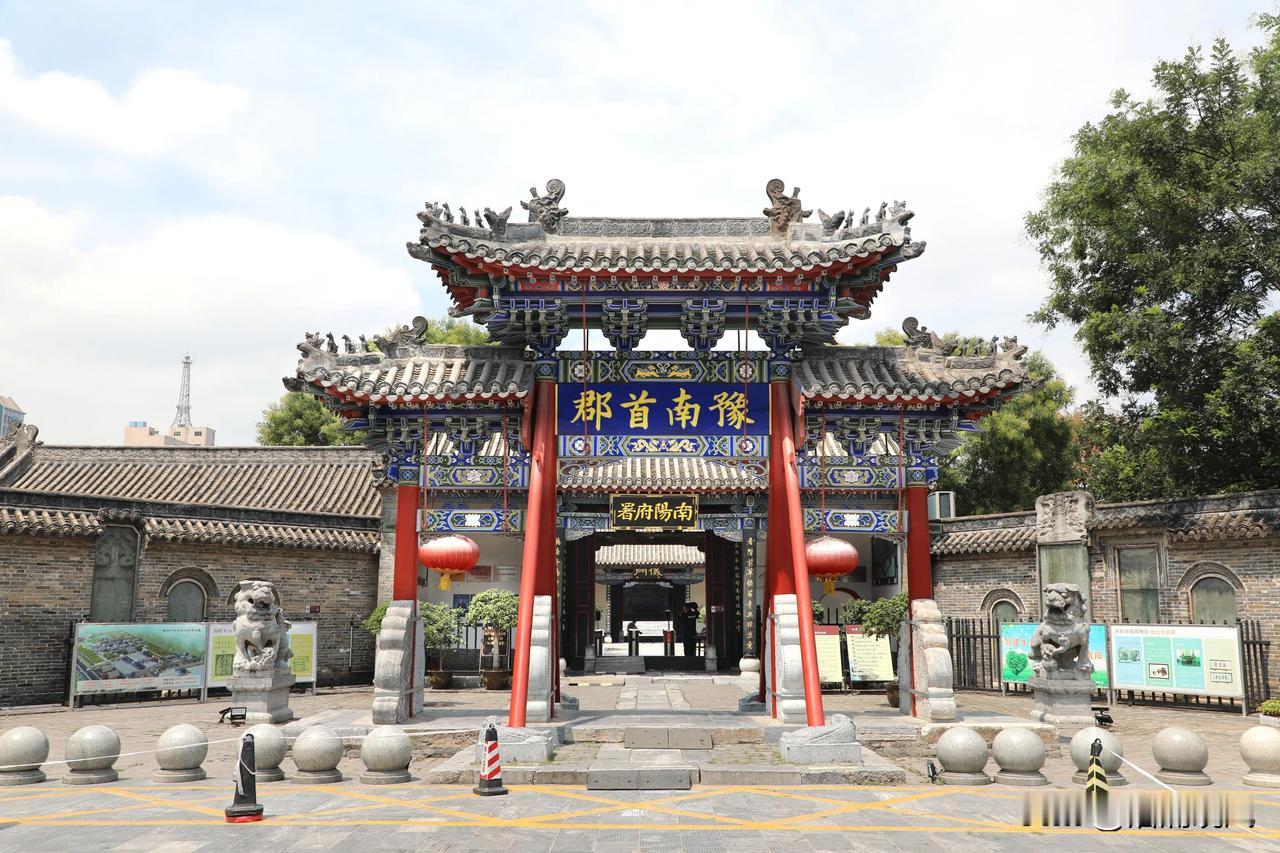 　　南阳府衙是我国唯一保存比较完整的封建时代郡府级官署衙门，它始建于元代（公元1