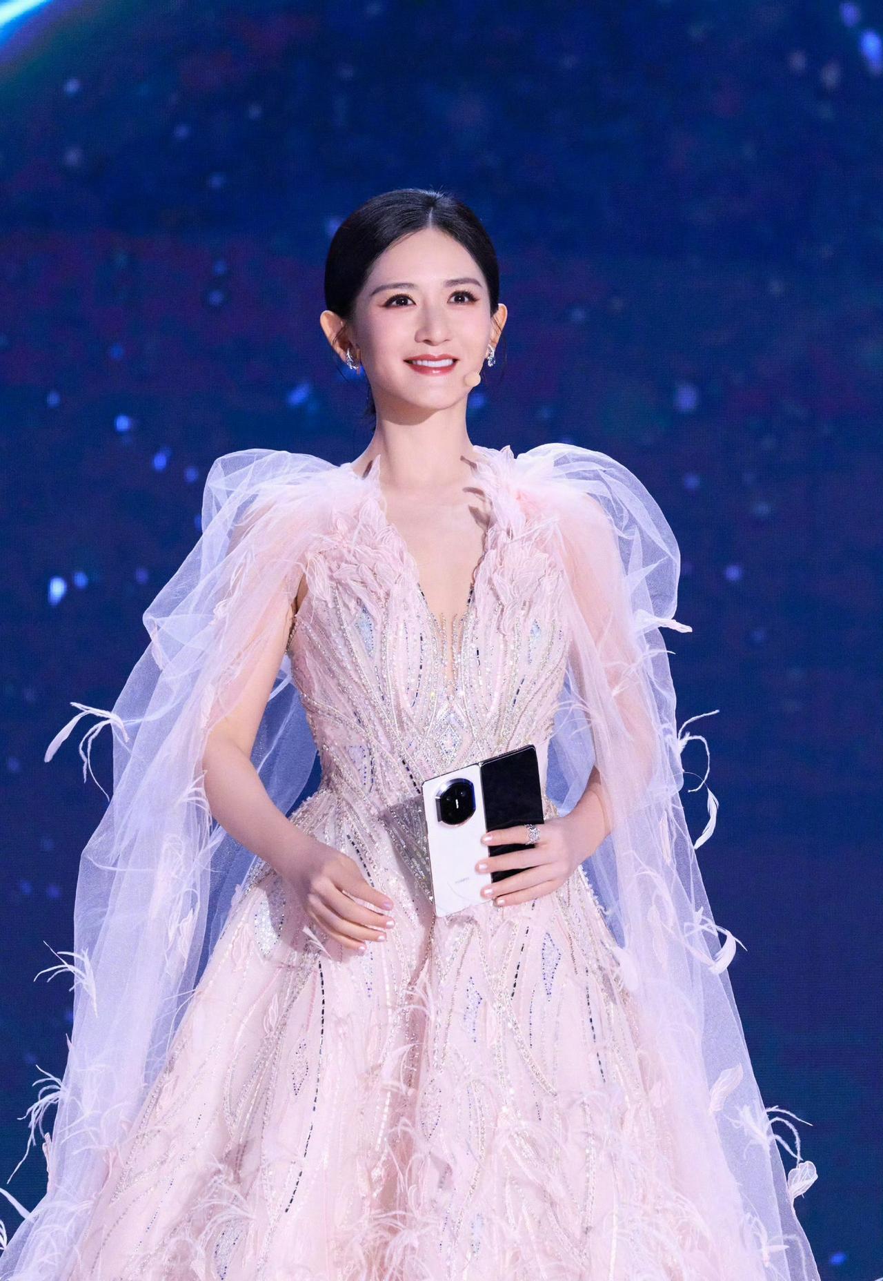 今晚的鸿蒙星光盛典上，44岁的谢娜以央视新身份亮相，用实力证明了自己的勇气。
