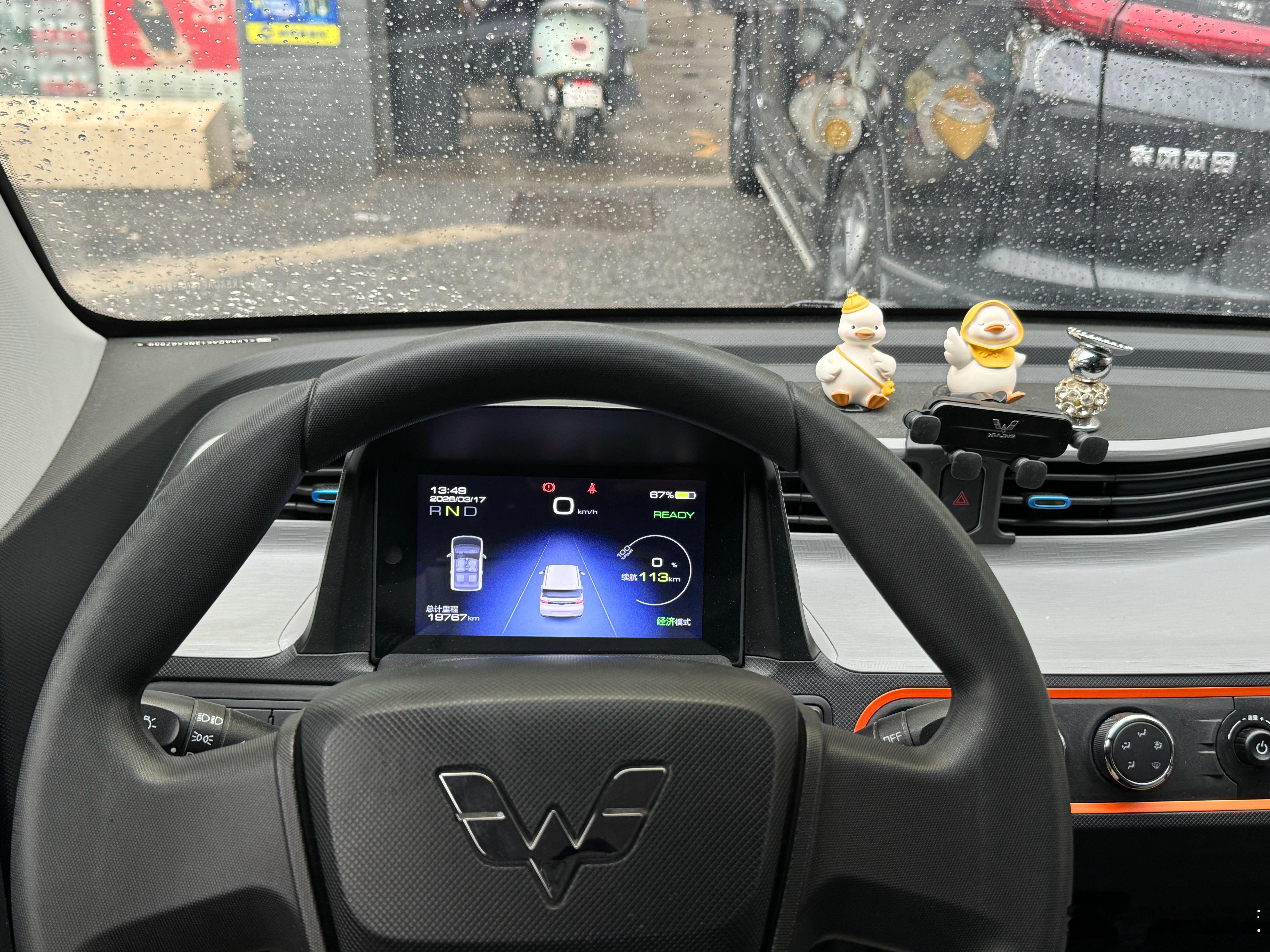 五菱宏光MINI EV这么好卖吗…发出来几十个人咨询上午已经被预定 