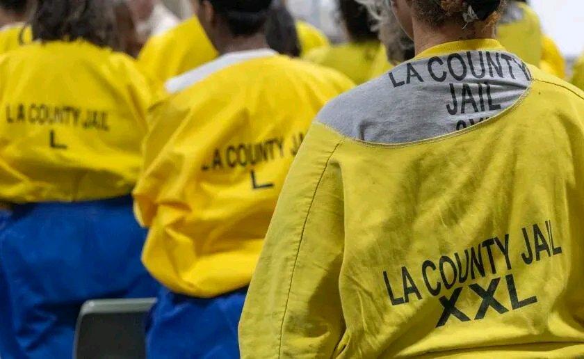 美国女子监狱这事儿太离谱了！洛杉矶女子监狱曝出系统性丑闻，38名女囚提起诉讼，指