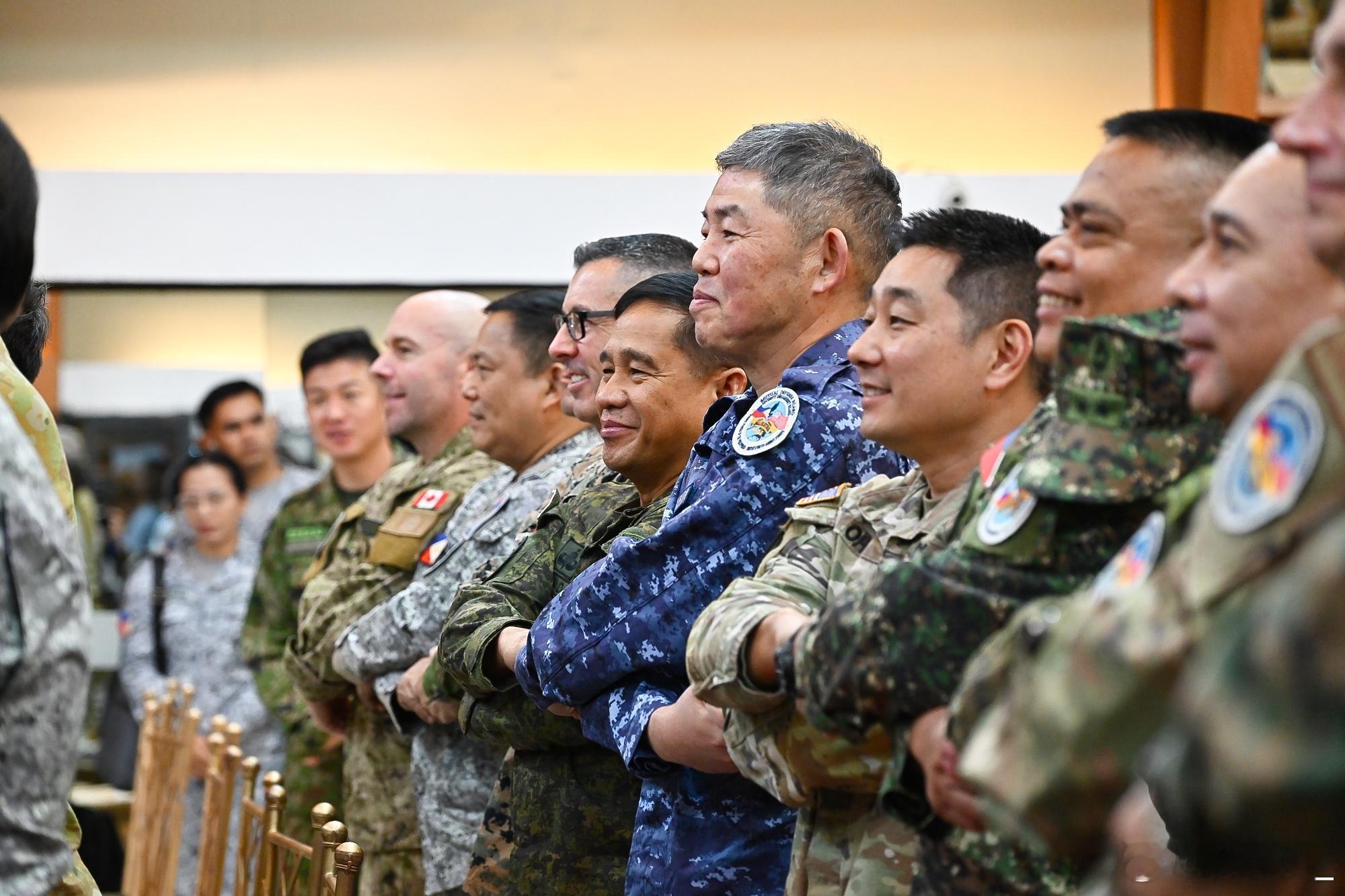日本统合幕僚监部发的菲美肩并肩联演照片，特地加上国旗标识，以示“联盟”。不过编队