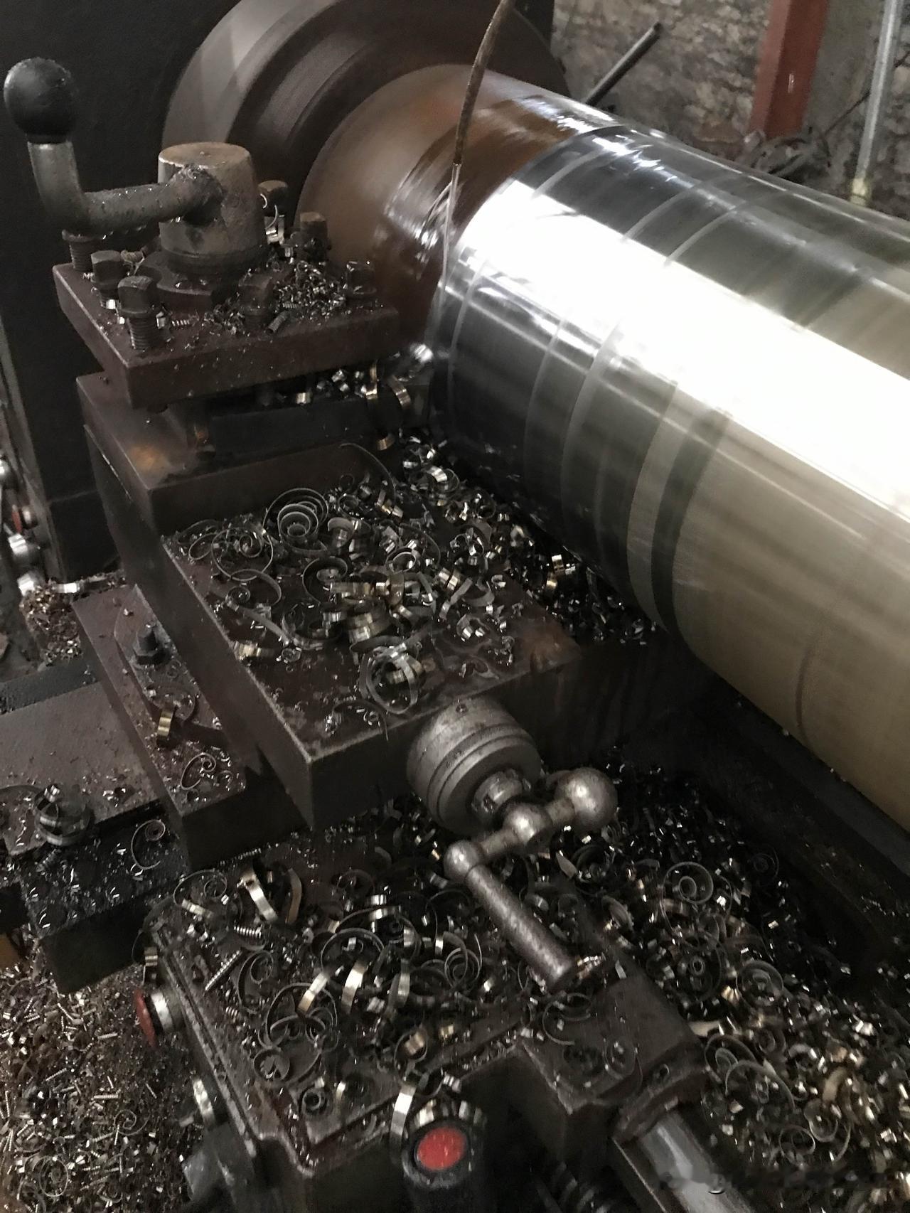 这车床设计得也够那个了。话说厂长要我开普车的同时兼顾一下数控车，工资却一点也没有