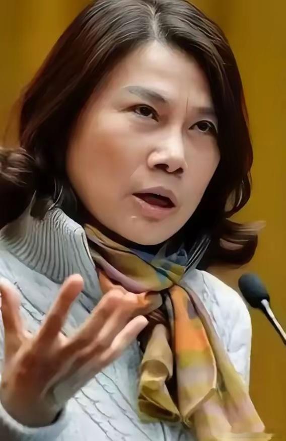 董明珠这回是真低头了。欧洲热浪烧到40度，中国空调卖疯了，美的海信TCL赚得盆满