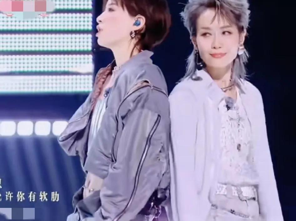 本来觉得叶童拿浪姐冠军是颁给花甲老人的安慰奖[尬笑]，但看了她的歌舞表演…，就…