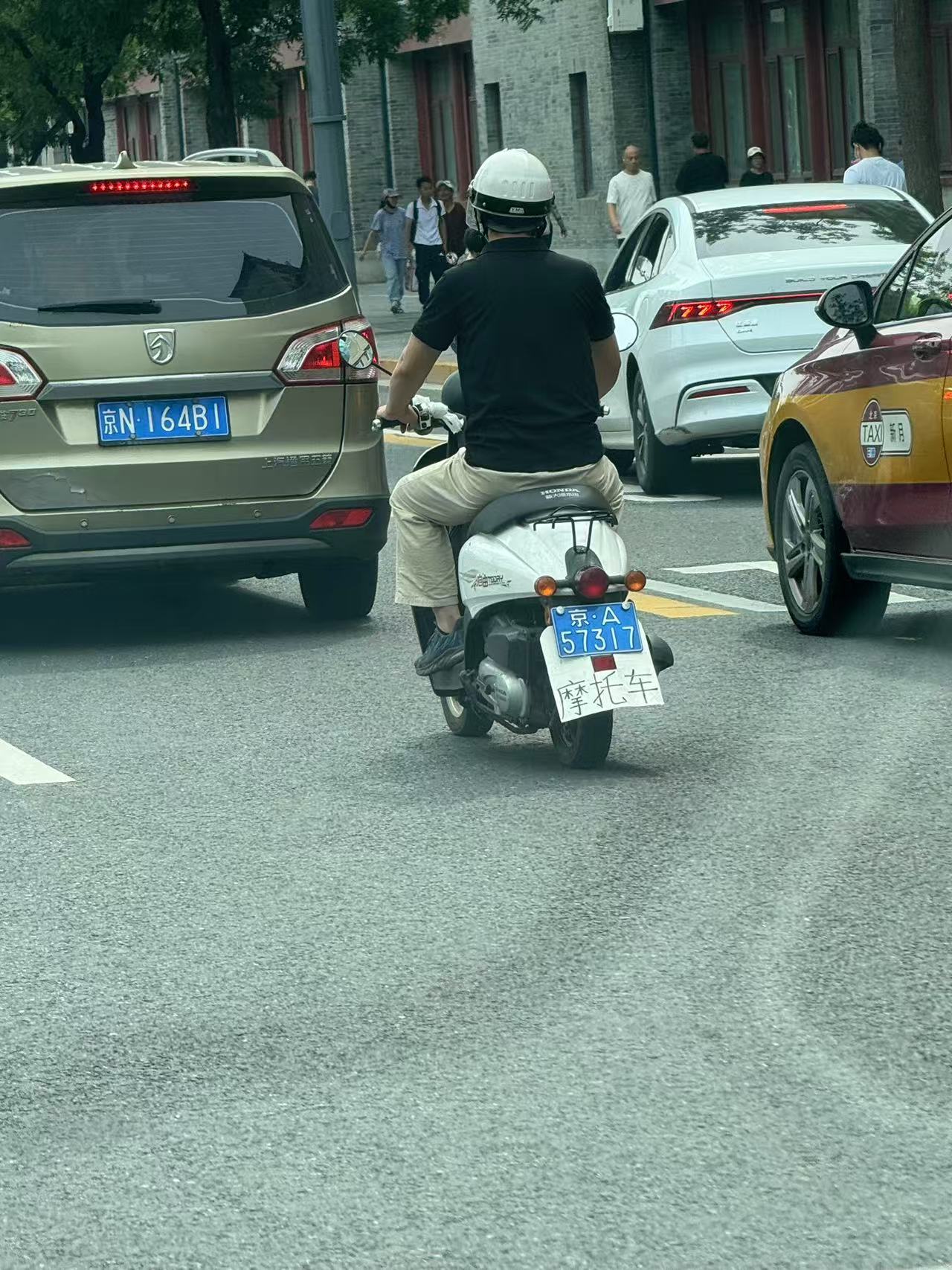 车若初见[超话] 蓝牌也是机动车......大哥估计被滴滴急了[笑cry] ​​