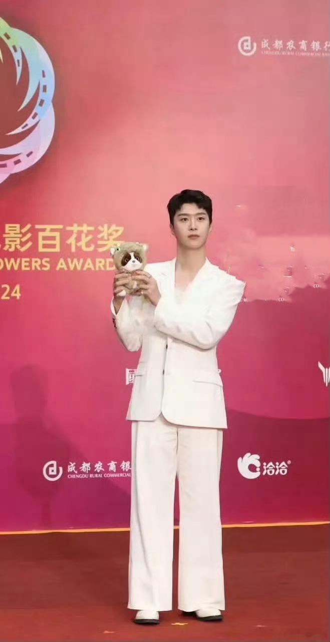 范丞丞的脖子怎么和头一样粗？这整体比例也太奇怪了吧 ​​​