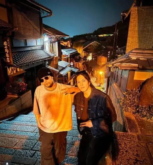 周杰伦晒与山下智久京都合照。次元壁又破了！周董晒出与山下智久在京都的合...