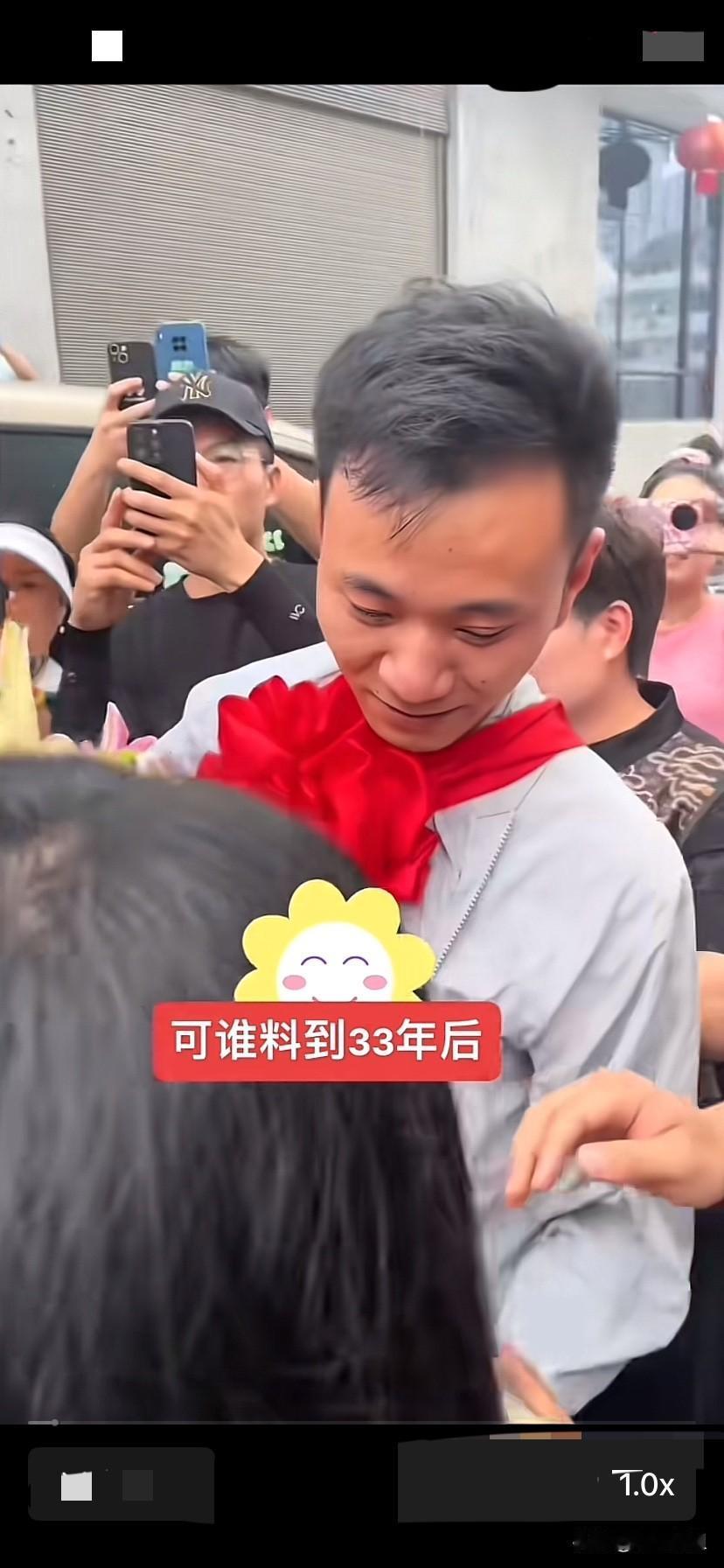 现在看着厉怀远刚认亲时的样子，看着就让人心疼！
低着头，眼睛不敢和任何人对视，拘