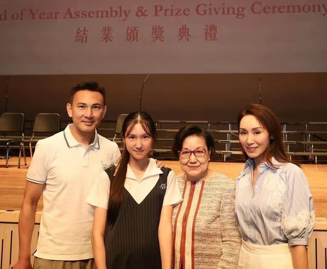 郭可盈与林文龙一同出席了女儿学校的毕业典礼，他们的女儿已经14岁，外貌酷似父亲，