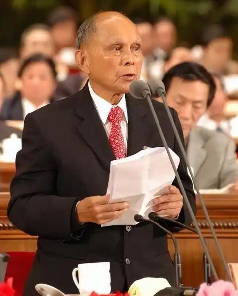 最爱国的四位商人，个个都是无价之宝。
很多人一提到商人，脑子里浮现的是逐利、精明