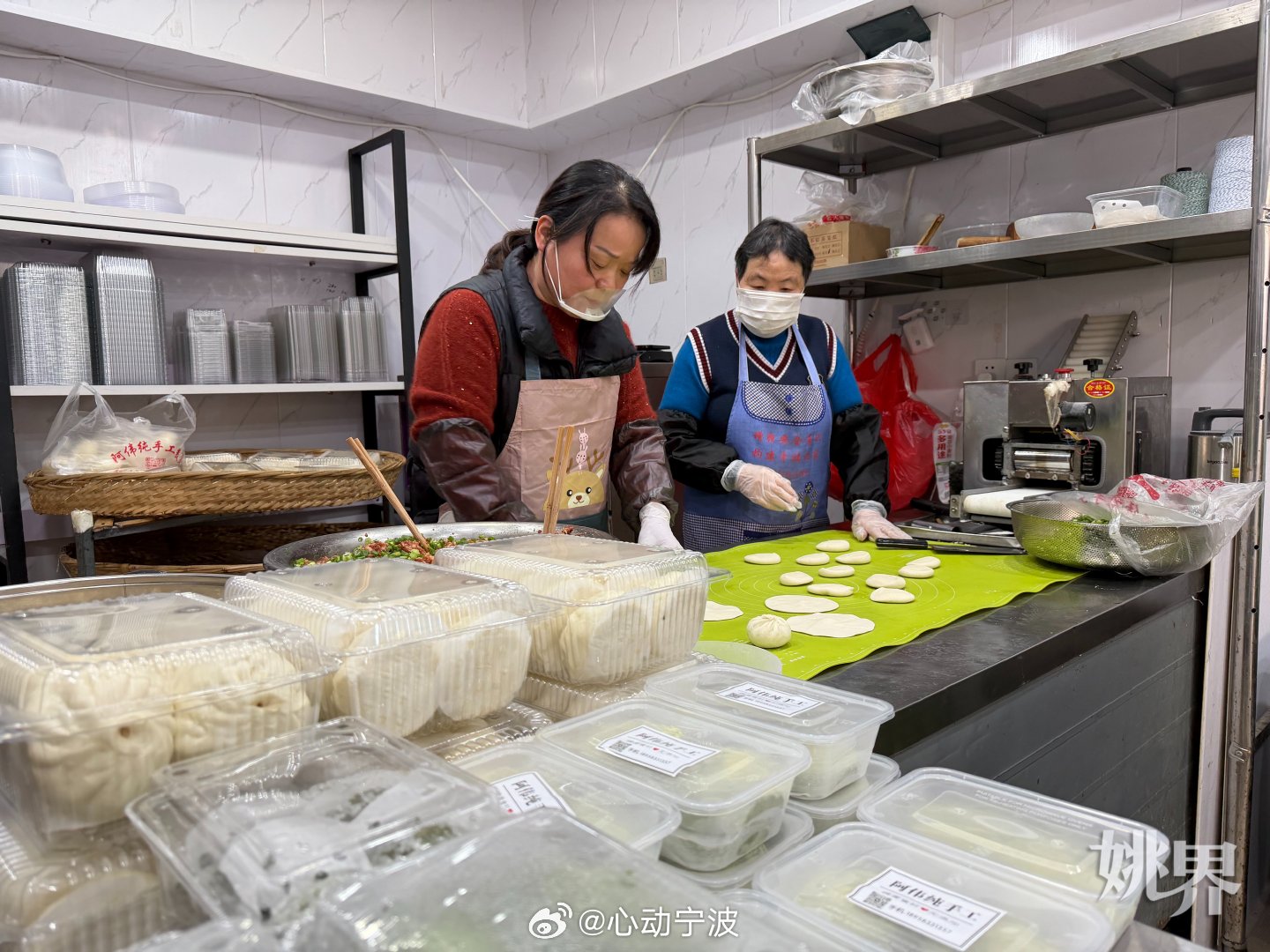 余姚小店藏大爱暖心善举传递人间温情 余姚大黄桥南路的阿伟手工美食店，常年为环卫工