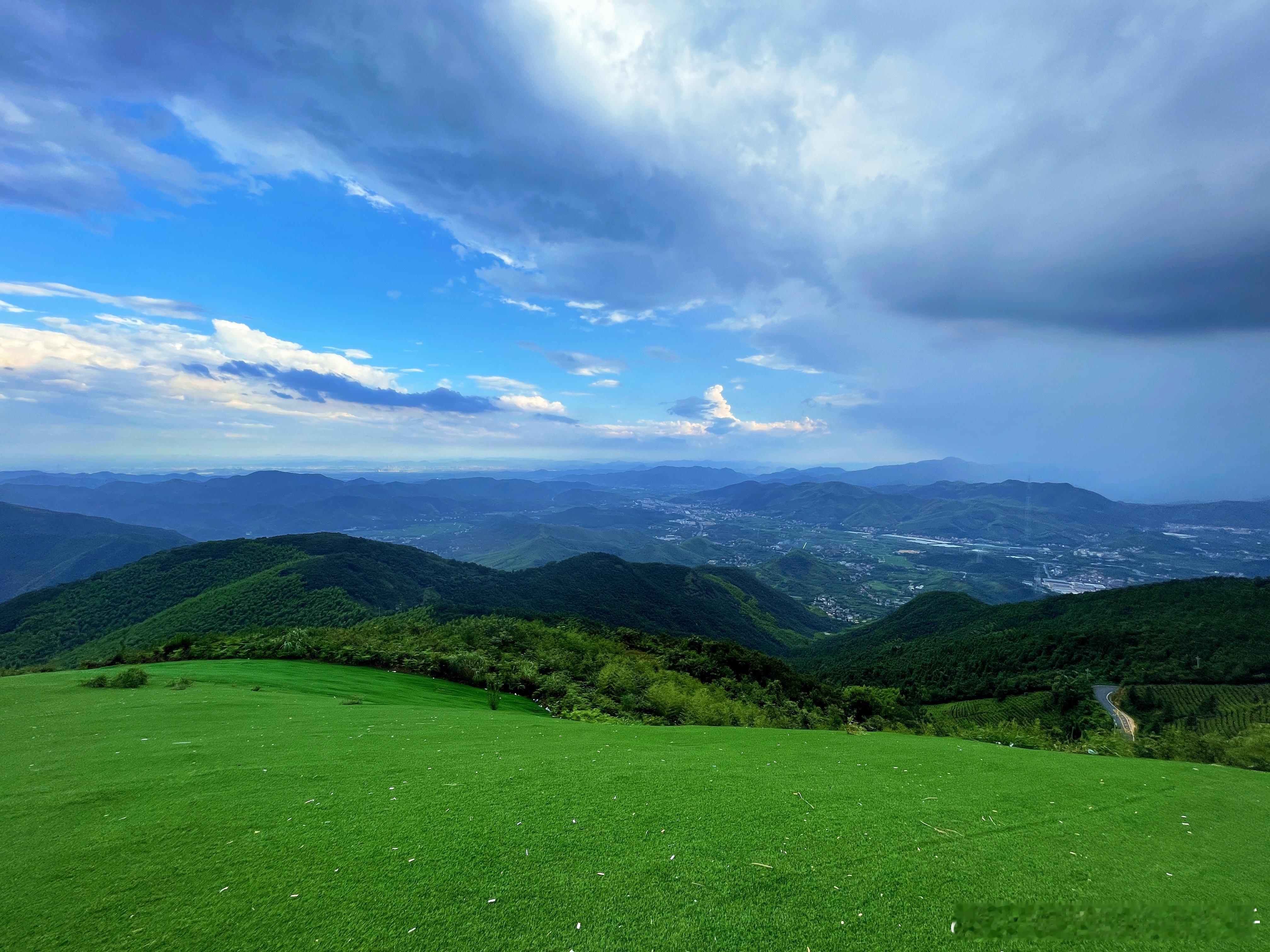 #月芽的食光秋千[超话]#周末自驾游去了杭州本地的王位山，一条蜿蜒曲折的盘山公路