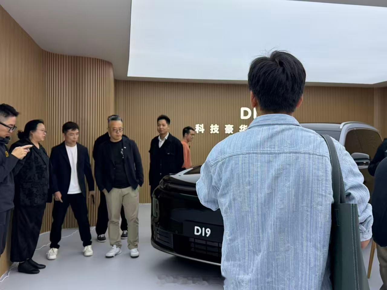 零跑D19在广州车展那叫一个风光了！吸引了众多车圈高管天团前来参观，小鹏的王凤英