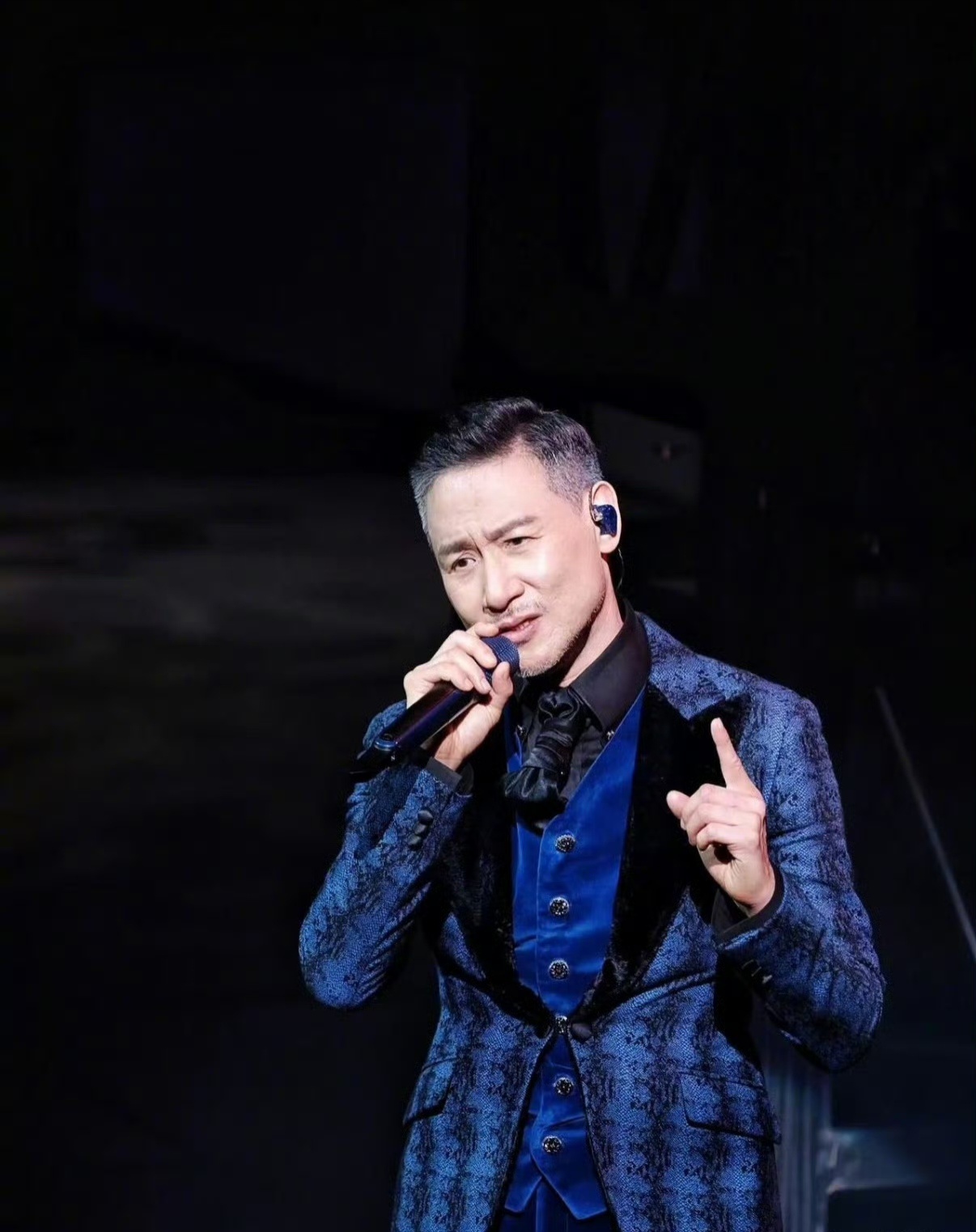 张学友演唱会为破音道歉 8月31日，张学友在东莞演唱会高音多次破音，他当场向歌迷