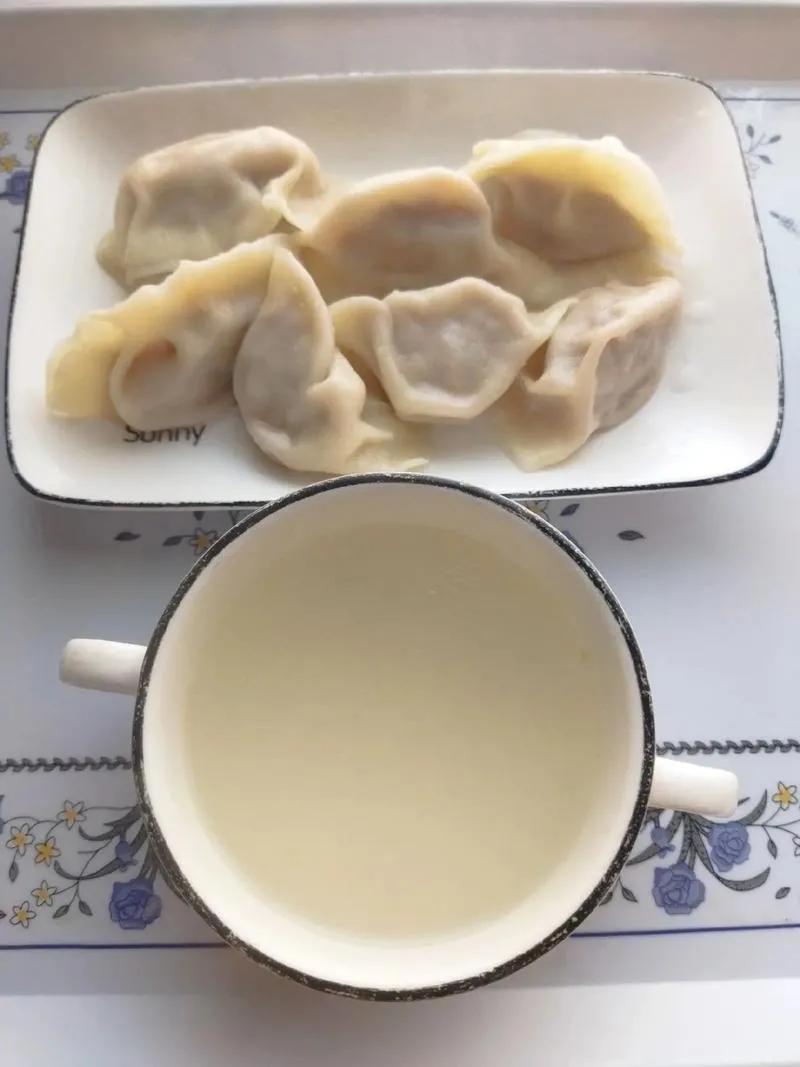 大家会喝煮水饺剩下的水吗?
会。
“原汤化原食”，我们那儿的传统说法[大笑]