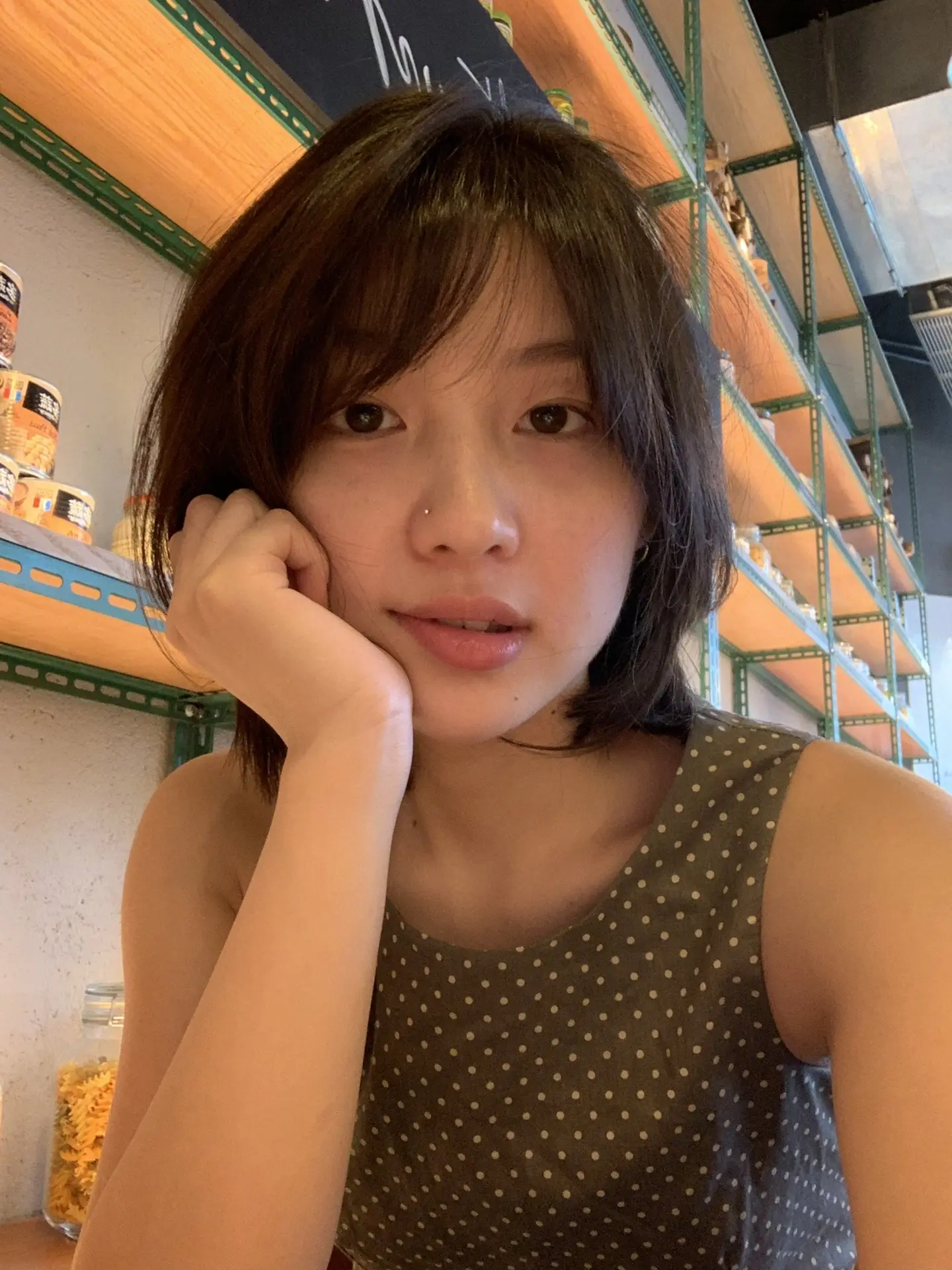 从小你就是一个特别的女生，喜欢大人年轻时的旧衣服，把蓝色Polo衫工服...
