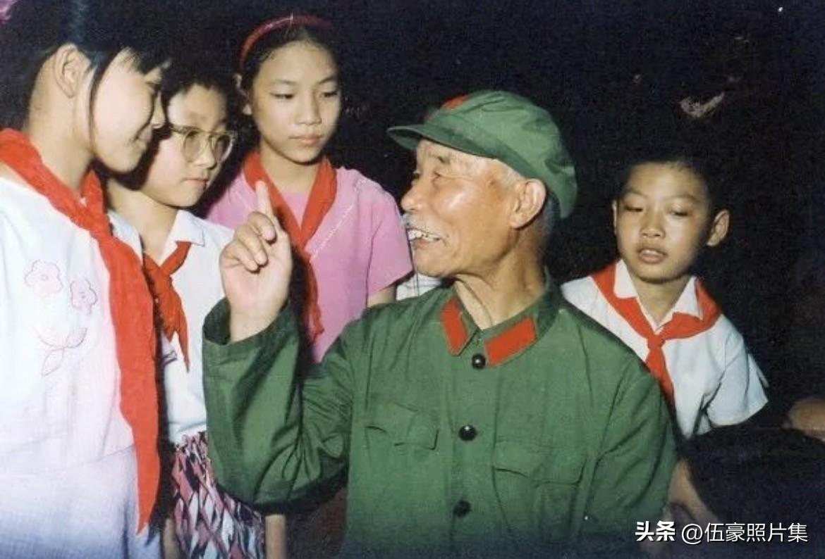 1982年，留着标志性胡须、身穿旧军装、精神矍铄的开国中将孙毅给孩子们讲述革命故