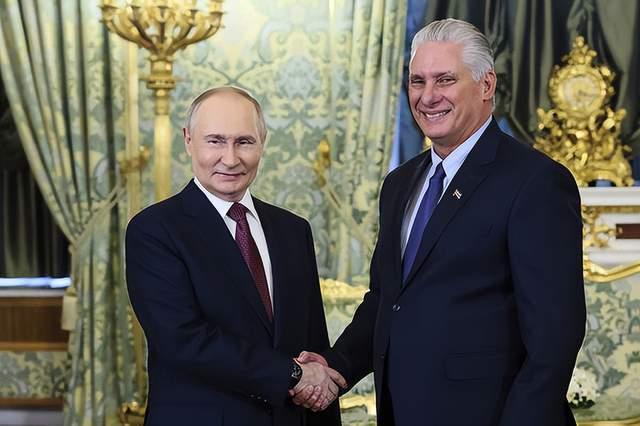 俄罗斯只向古巴提供石油援助，是远远不够的，必须将导弹和战略武器进驻到古巴，而且要