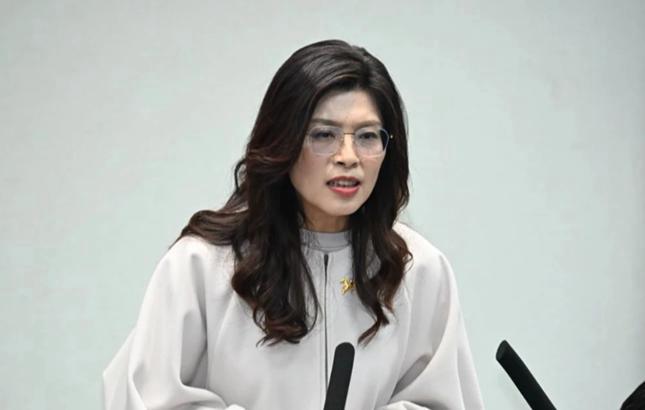 最近国民党主席郑丽文接受凤凰卫视采访，说得特别直白：必须在台湾赢得选举，才能落实