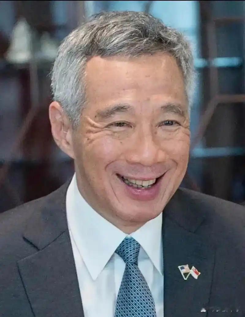 印尼的货船，从前去趟中国，得先在新加坡拐个大弯，卸货、报关、再装船。新加坡啥都不