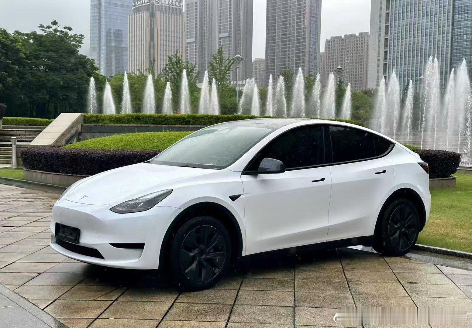 【车辆名称】2024款 Model Y 后轮驱动版【上牌时间】2024年6月【行