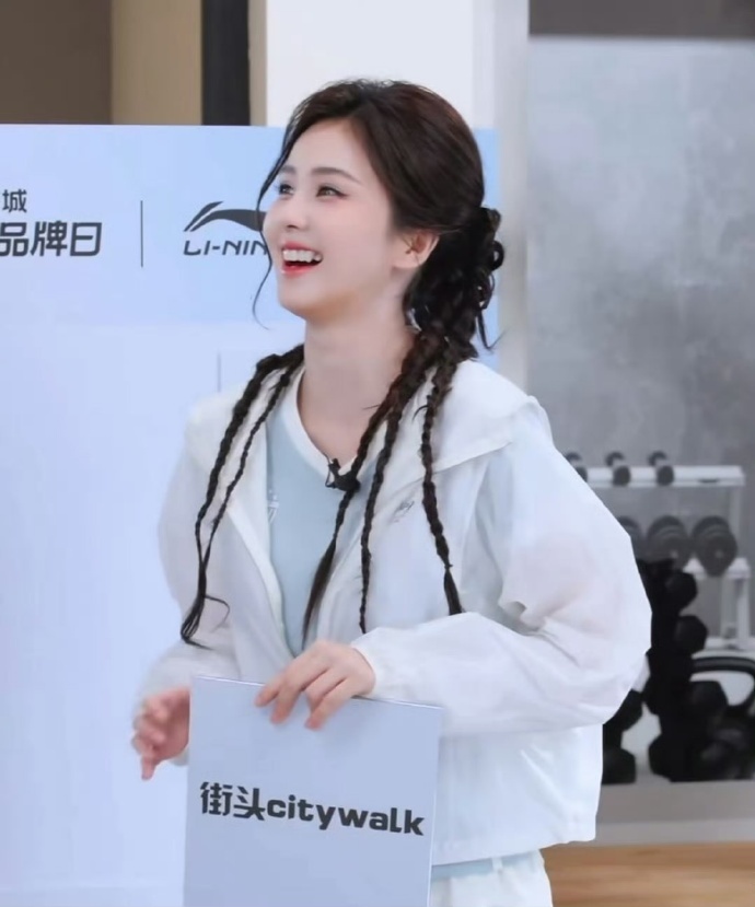 白鹿李宁直播状态如何？像极了青春女大~ 