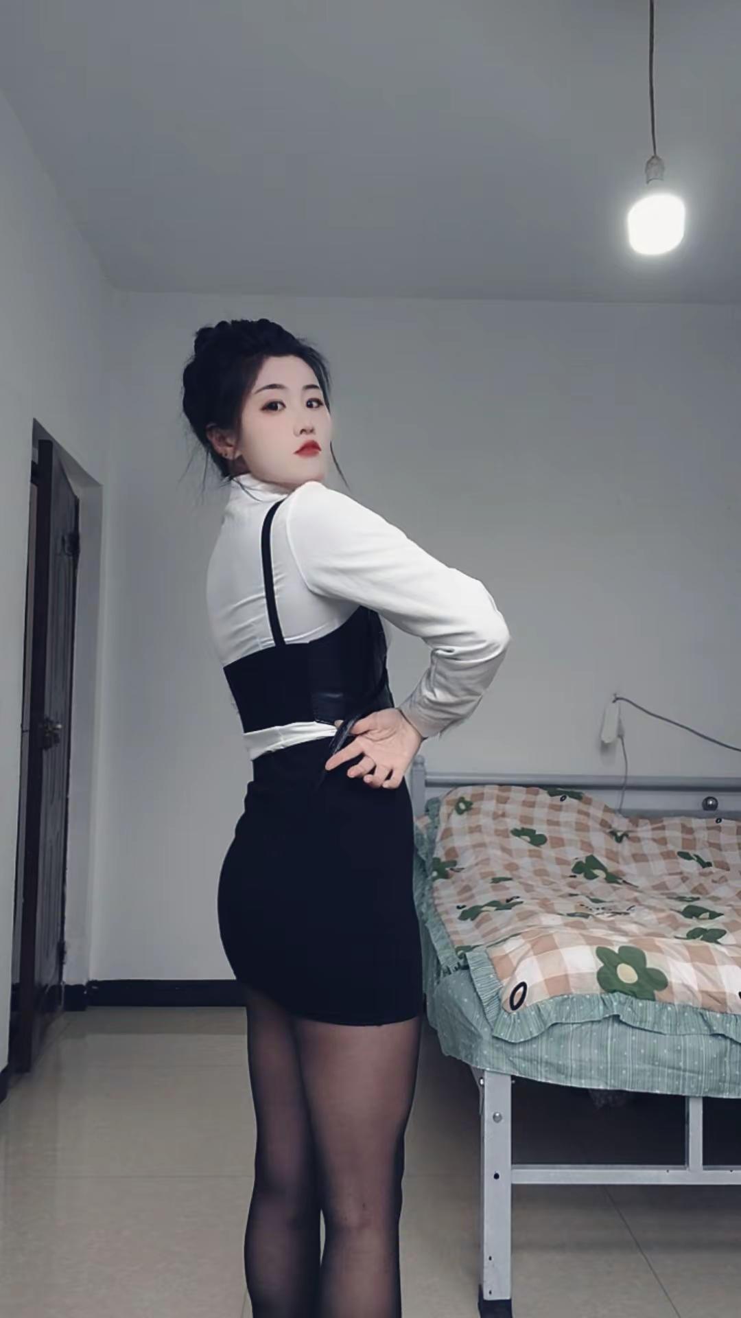 非要牛仔裤，黑丝包臀裙不行吗？