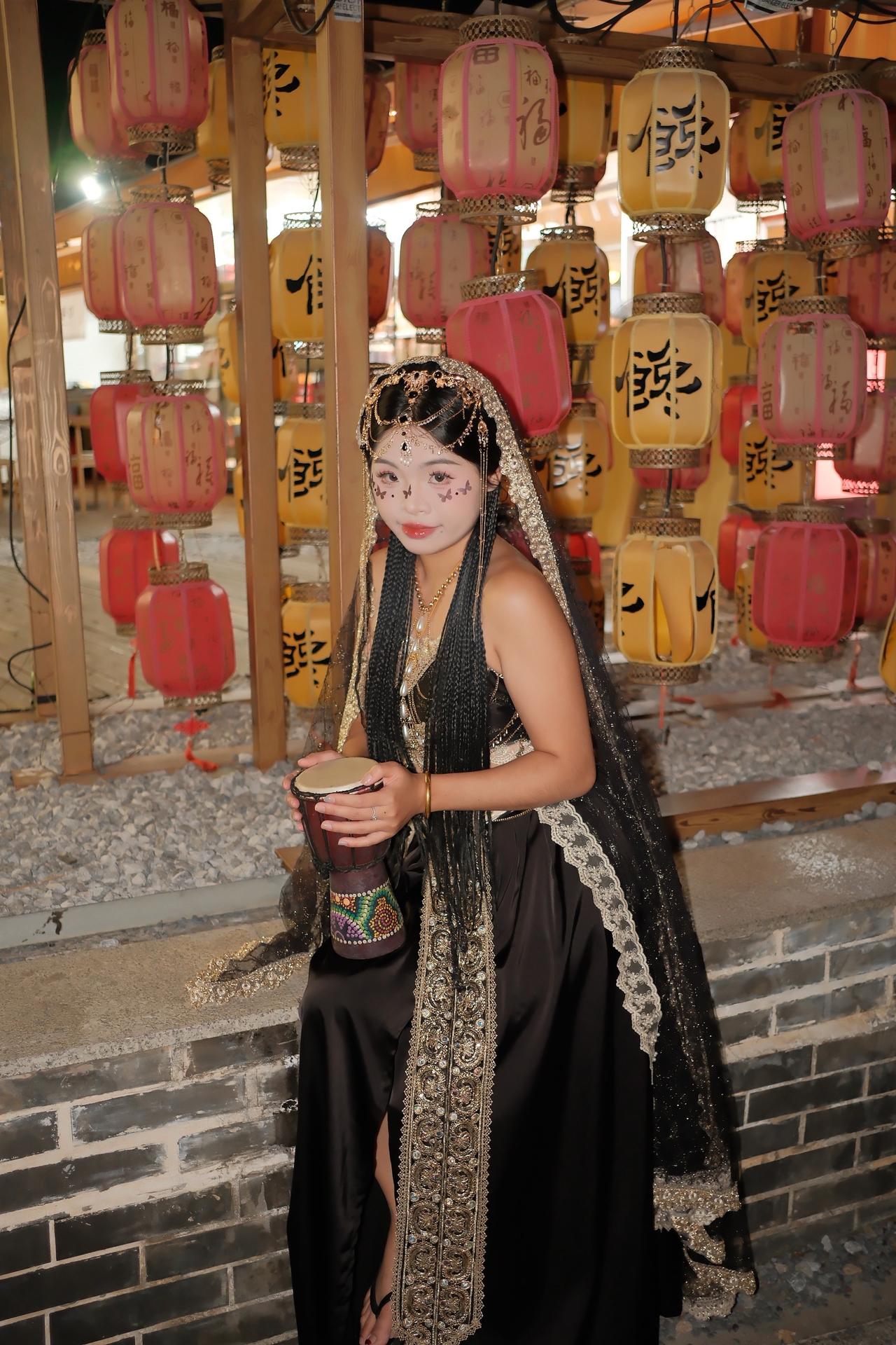 古镇随拍西域公主拍照 体验穿越千年的古风之美 体验一下异域风情装扮 西域风情妆造