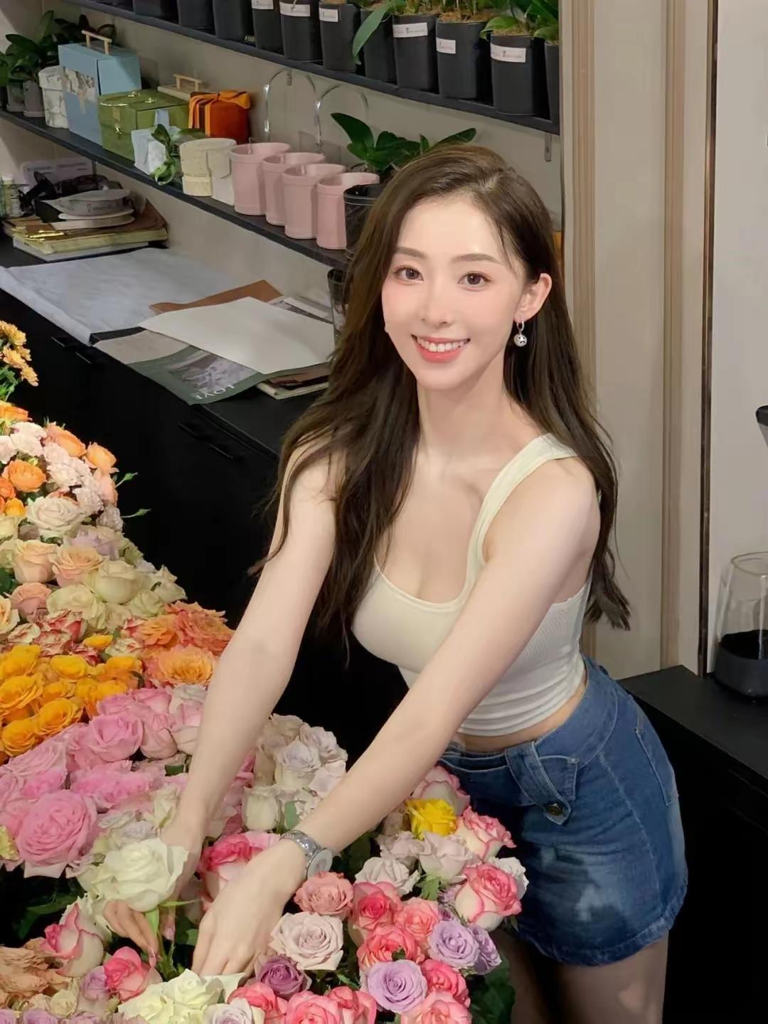 花艺少女，绽放美丽时光🌸💐🌺花艺 森系鲜花少女 花艺感悟 鲜花少女