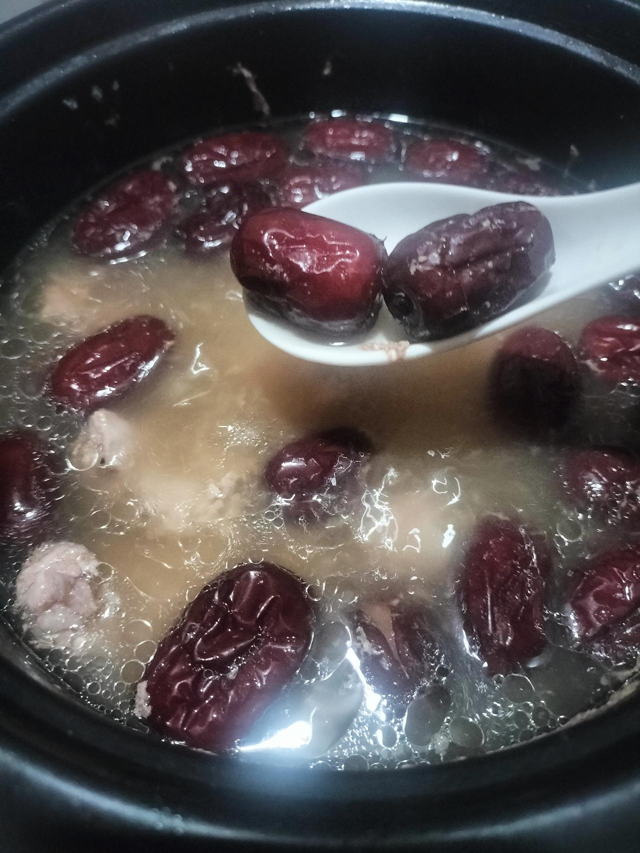 前腿瘦肉煲红枣汤，买肉煮汤一定要买前夹肉， 10元钱一斤，煲出来的汤都好喝，我买