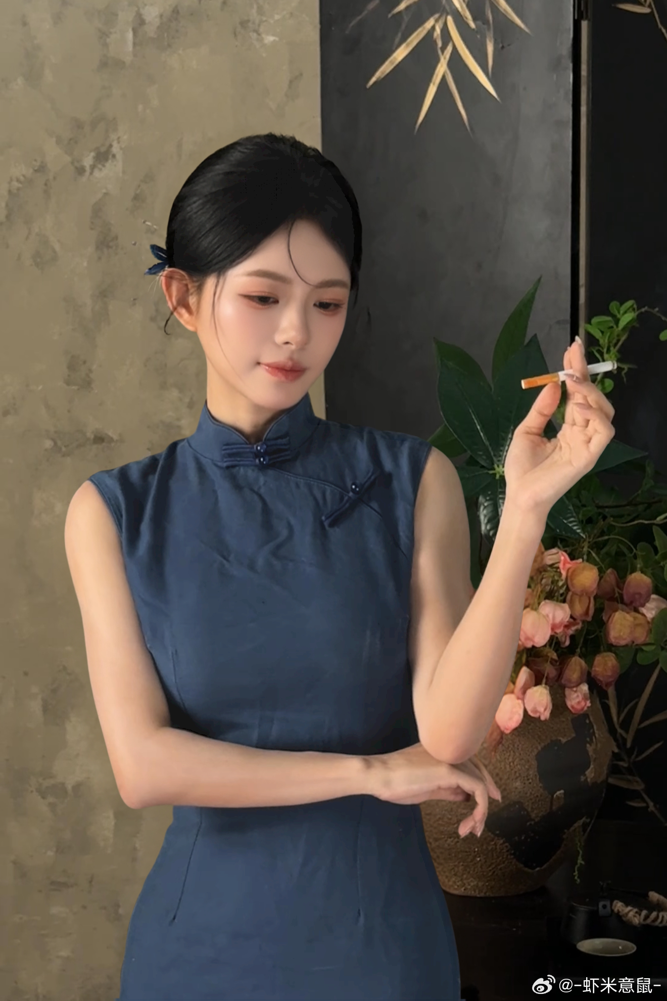 “别看了 这是老爷刚纳的姨太太 傲气的很” 