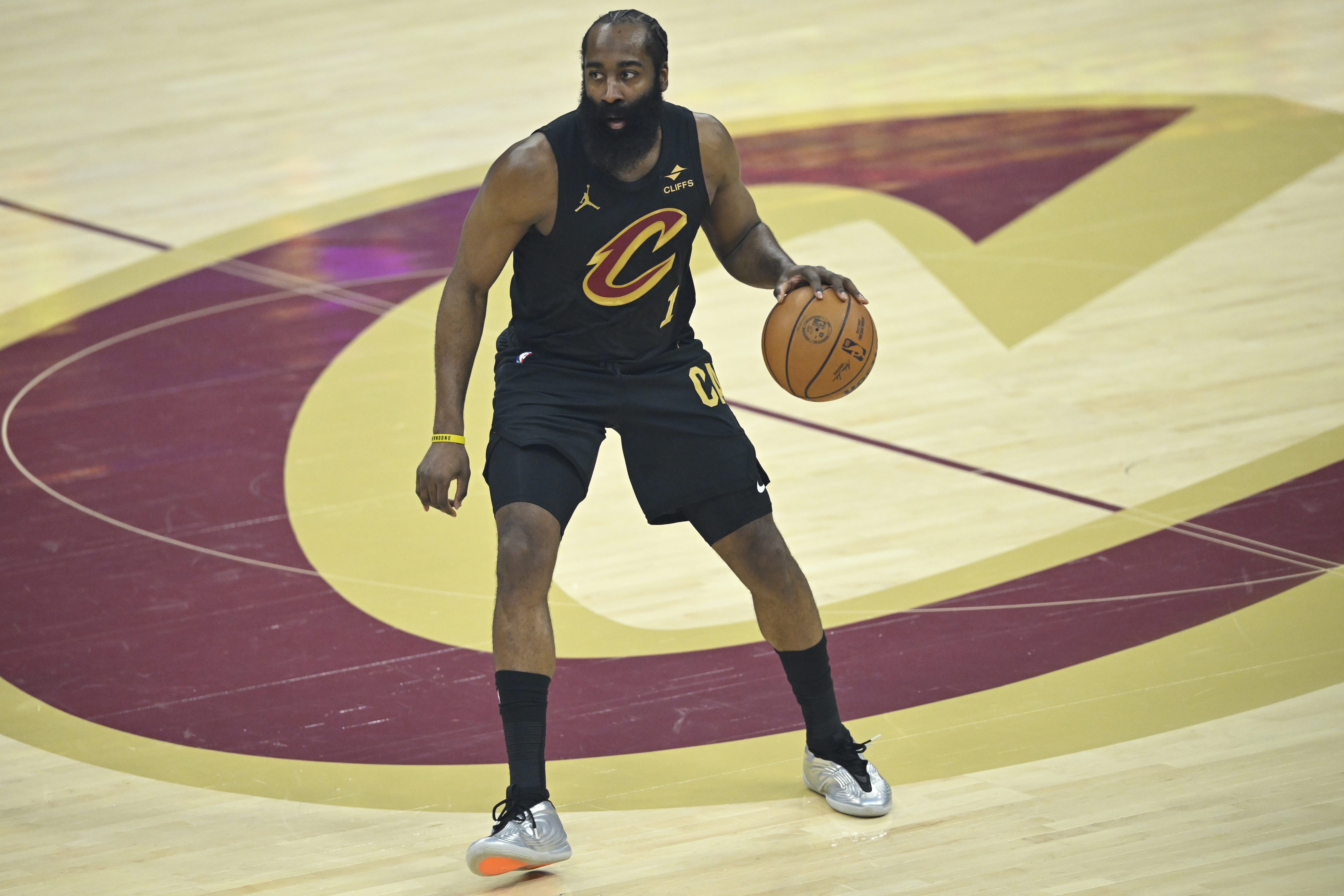 根据球队伤病报告显示，哈登明日对阵篮网依旧出战成疑。 克利夫兰骑士