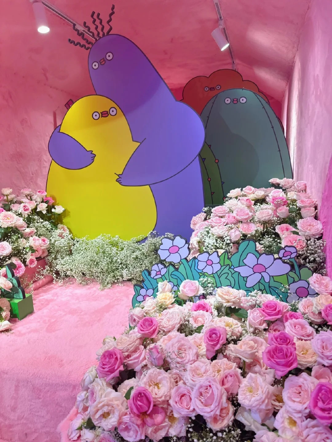 太浪漫了‼️杭州街头惊现载满玫瑰花的巴士