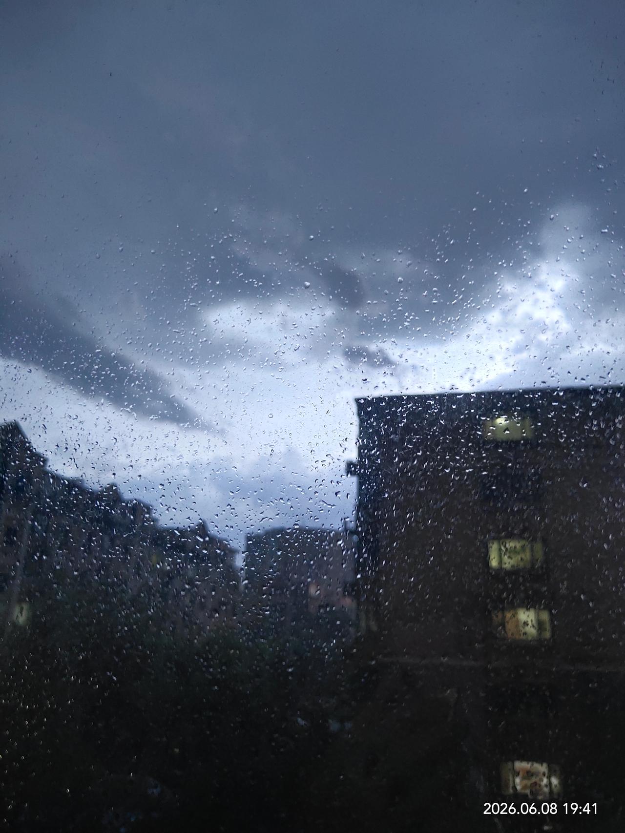 刚刚这场瓢泼大雨，伴着轰隆隆的雷声和狂风闪电，宛如龙虎斗般让人心颤。

忽然“哐