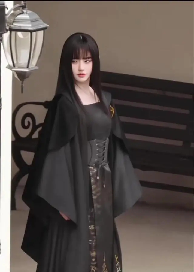 鞠婧祎黑长直齐刘海造型杀疯 