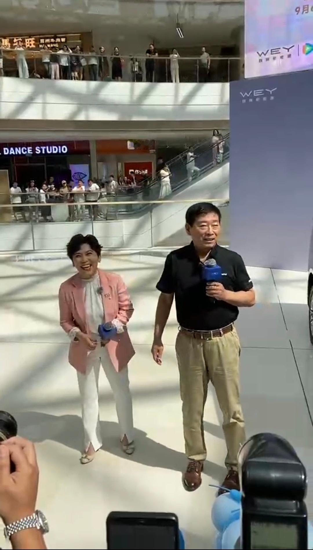 明星企业家给明星运动员交车，这个挺可以。邓亚萍~奥运冠军，乒乓球大满贯得主，14