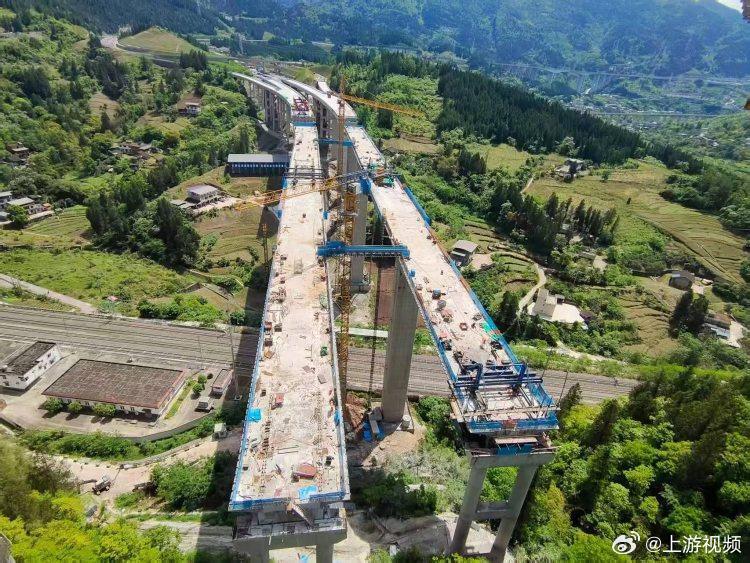 #武道高速关键性大桥全桥合龙#【渝湘复线武道高速中咀1号大桥全桥合龙】#武隆至道