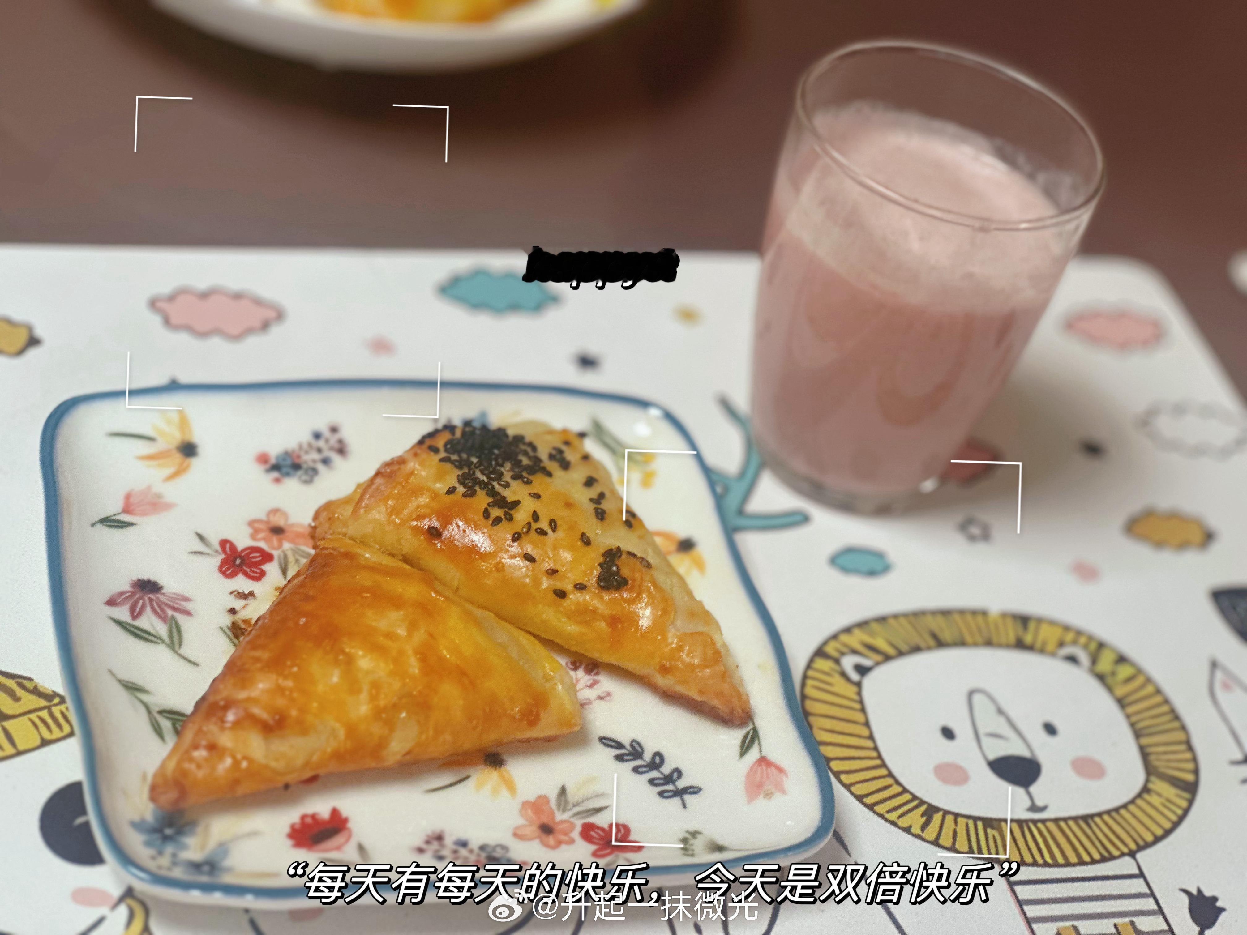 早上做香蕉派，剩点香蕉用李子园做了香蕉草莓奶昔，不要太美。美好的早餐从李子园开始