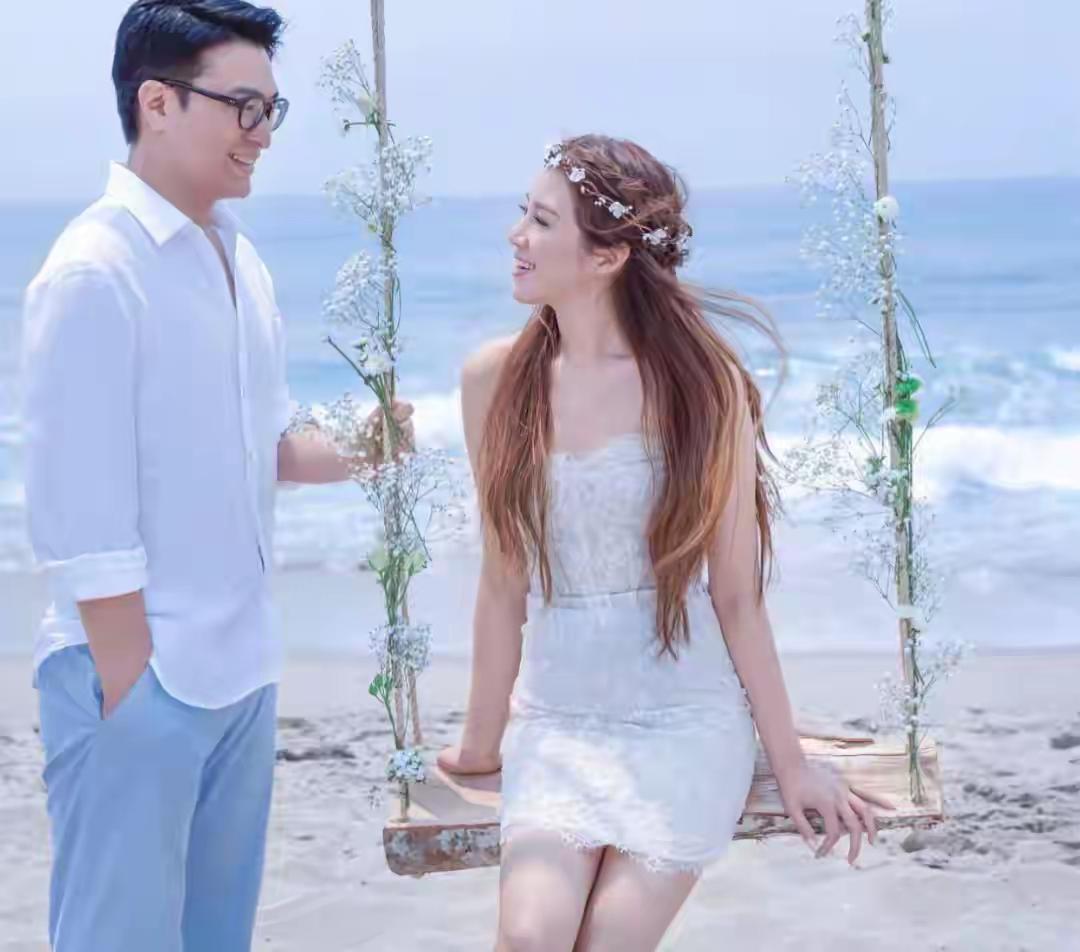 李家诚夫妇海边拍照很浪漫，李兆基抱孙乐呵呵，爱情很美好，亲情很温馨。两张照片画面