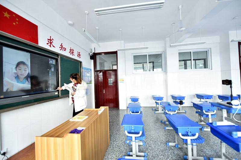 课件不许替代板书，这规定来得太晚了。

安徽肥东明确：电子屏幕使用不超过总时长3