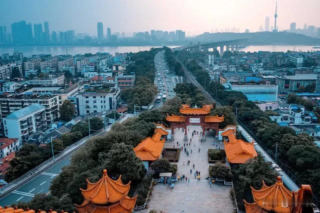 这天气冷得让人毫无防备！就拿湖北来说，8号那场寒潮骤然来袭，气温急剧下滑，最低气