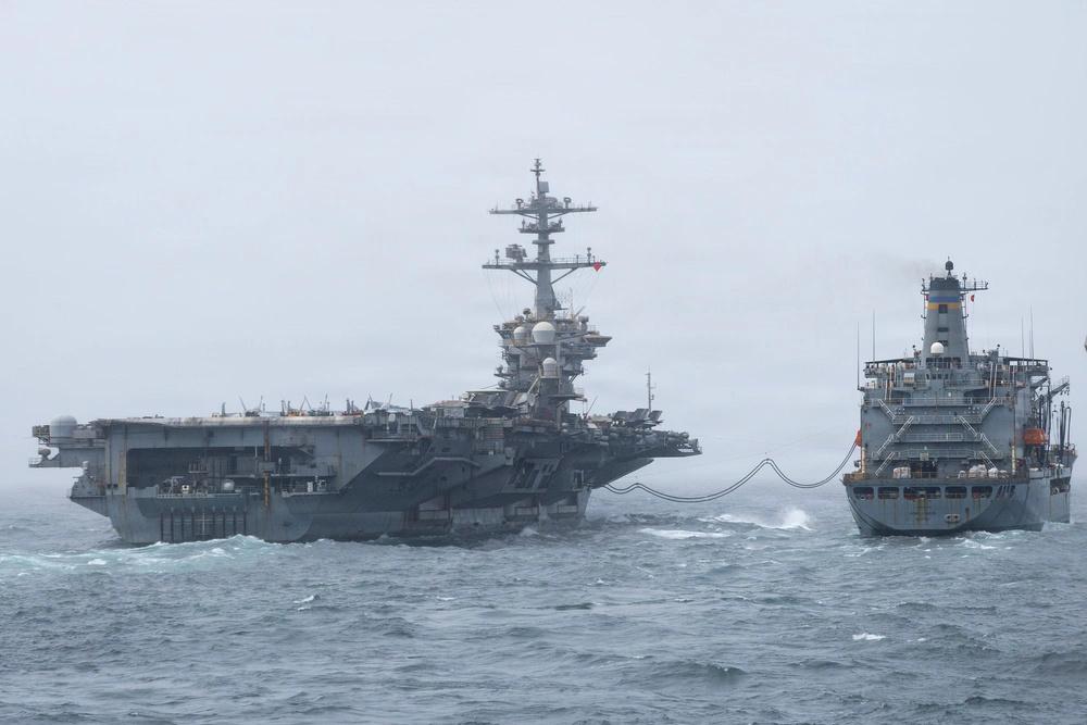 8月15日，美国海军派出三艘补给舰在海上为“林肯”号航母实施补给。这三艘舰分别是