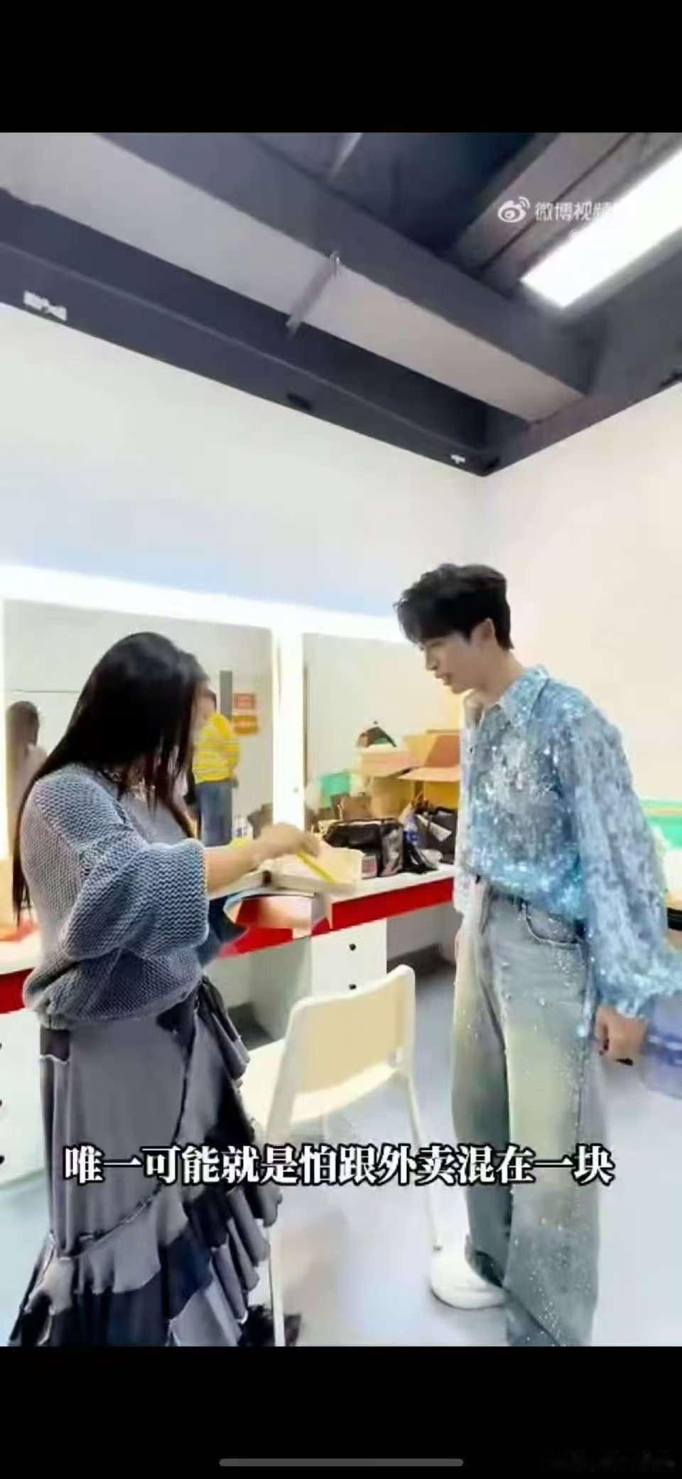 何洁被黄子弘凡专辑惊呆了 黄子弘凡送给何洁的专辑居然正好是何洁歌迷名字“盒饭”的