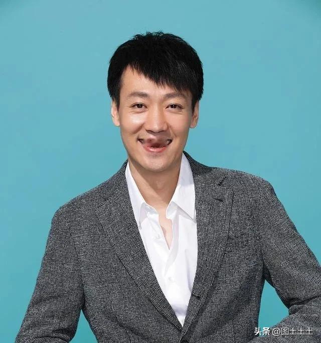 辛柏青说，虽然我老婆为我拒绝拍吻戏，但我拍，而且觉得亲的那一瞬间，是合适的。当我
