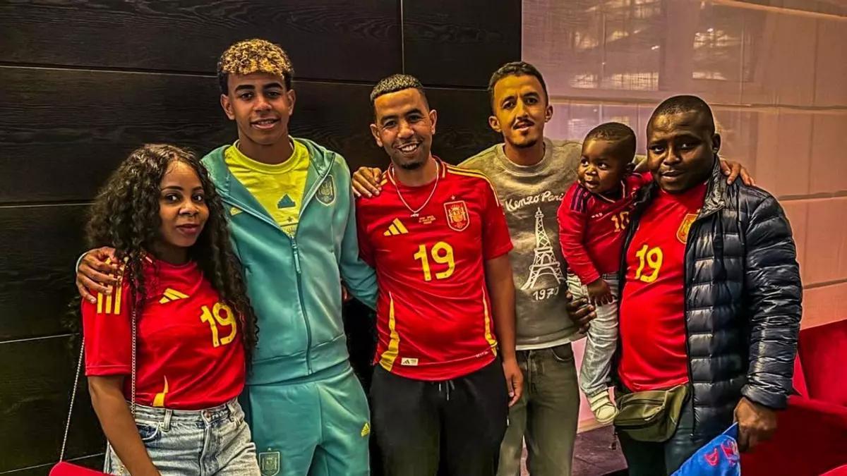 见过啃老的，没见过啃小的。
亚马尔的父母，父亲穆尼尔来自摩洛哥，母亲西拉来自几内