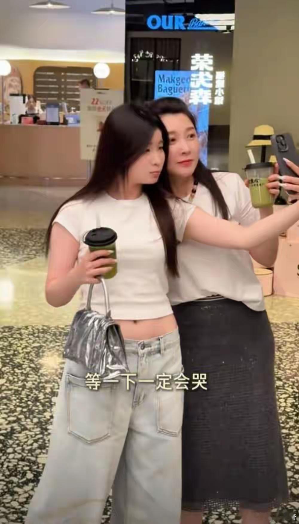 张棪琰为爱女庆生，女儿3岁打耳洞5岁烫发超爱美，但不如哥哥好看！ ​​​