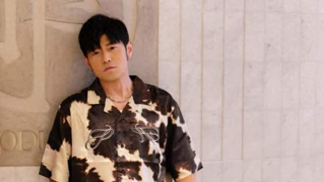 周杰伦官宣：球场不再签名合影，一句"别浪费时间等我"道尽无奈