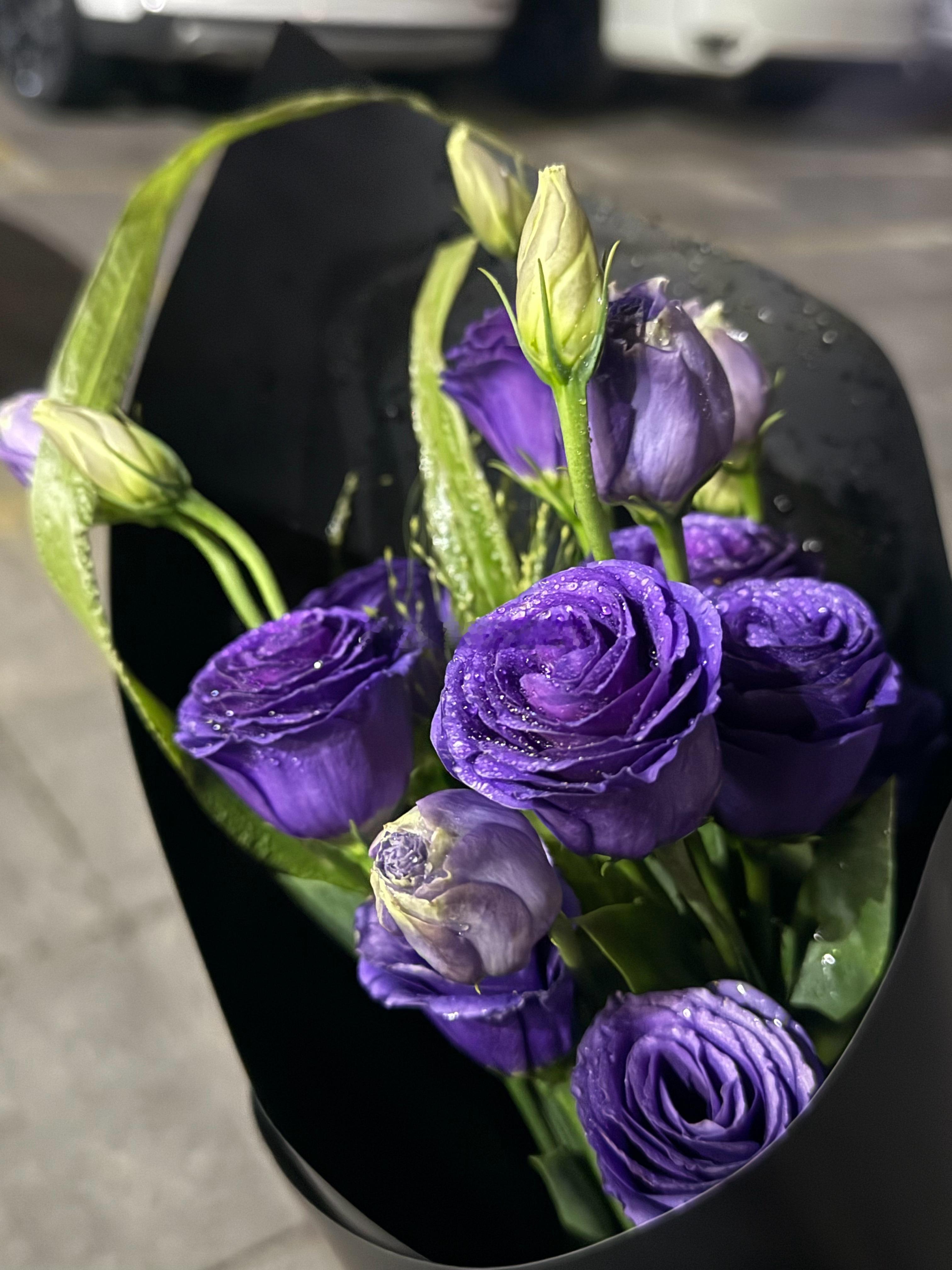 路边的花店总是会吸引到我 我喜欢长枝 喜欢简单的装饰 喜欢自己挑选花搭配很可惜很